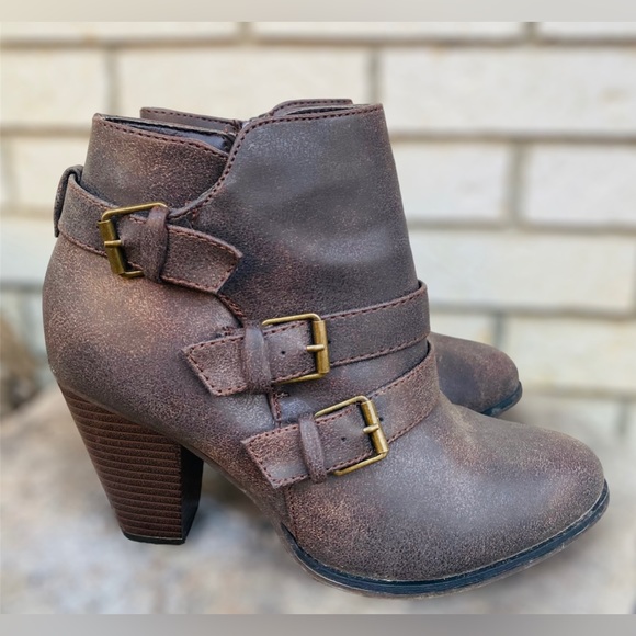 Forever Women’s Camila-64 Fashion Chunky Heel Buckled Strap Ankle Booties | Sz 8 - Picture 3 of 8